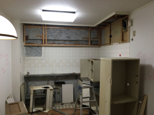 キッチン解体中