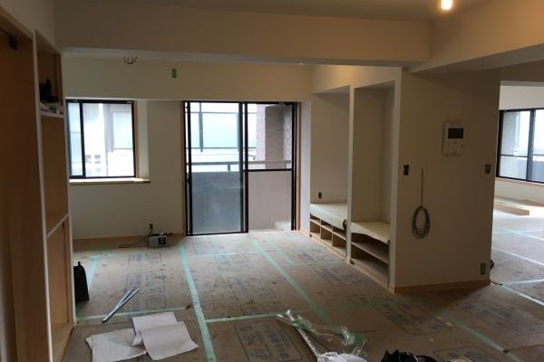 リビングから寝室を望む