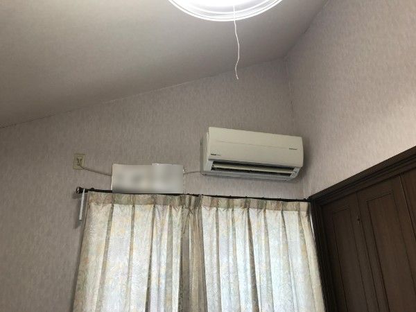 吹き抜けのある洋室