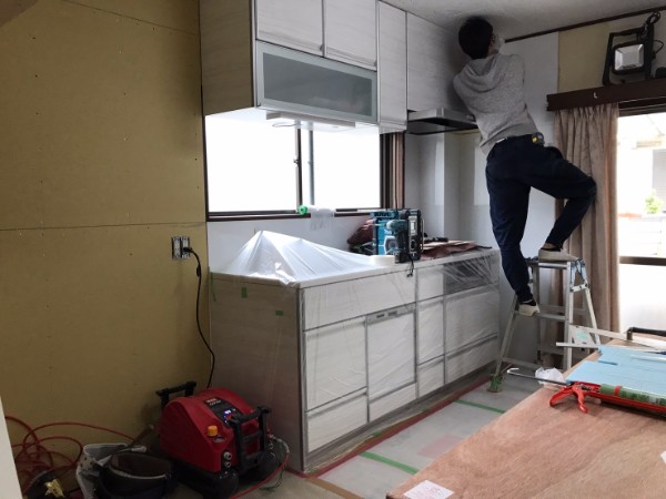 キッチン施工中