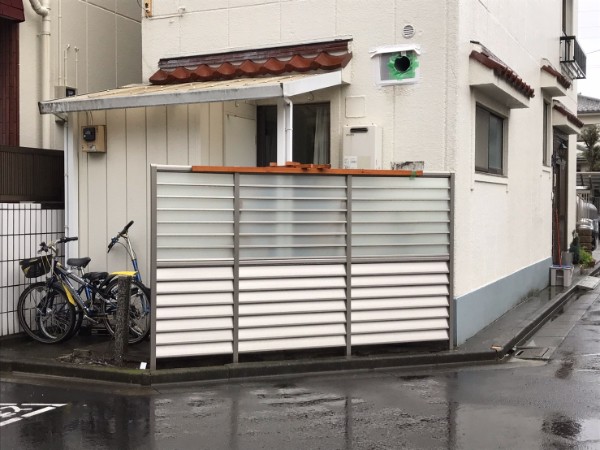 風邪を通し視線を遮るフェンス