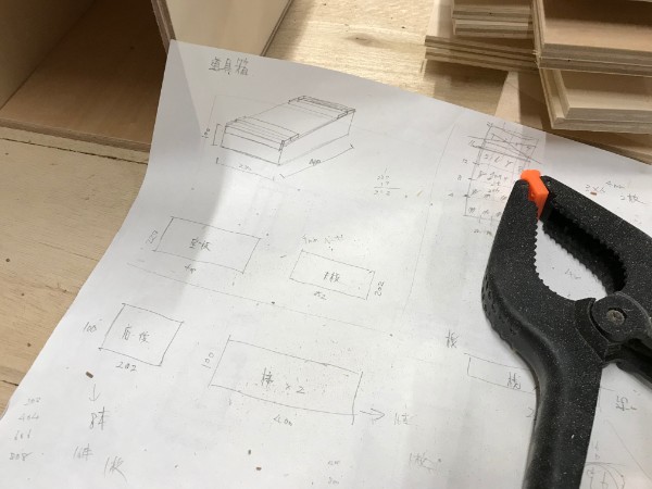 まずは簡単な図面を書きます