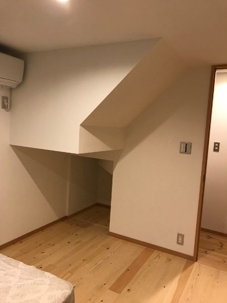 入口と階段下